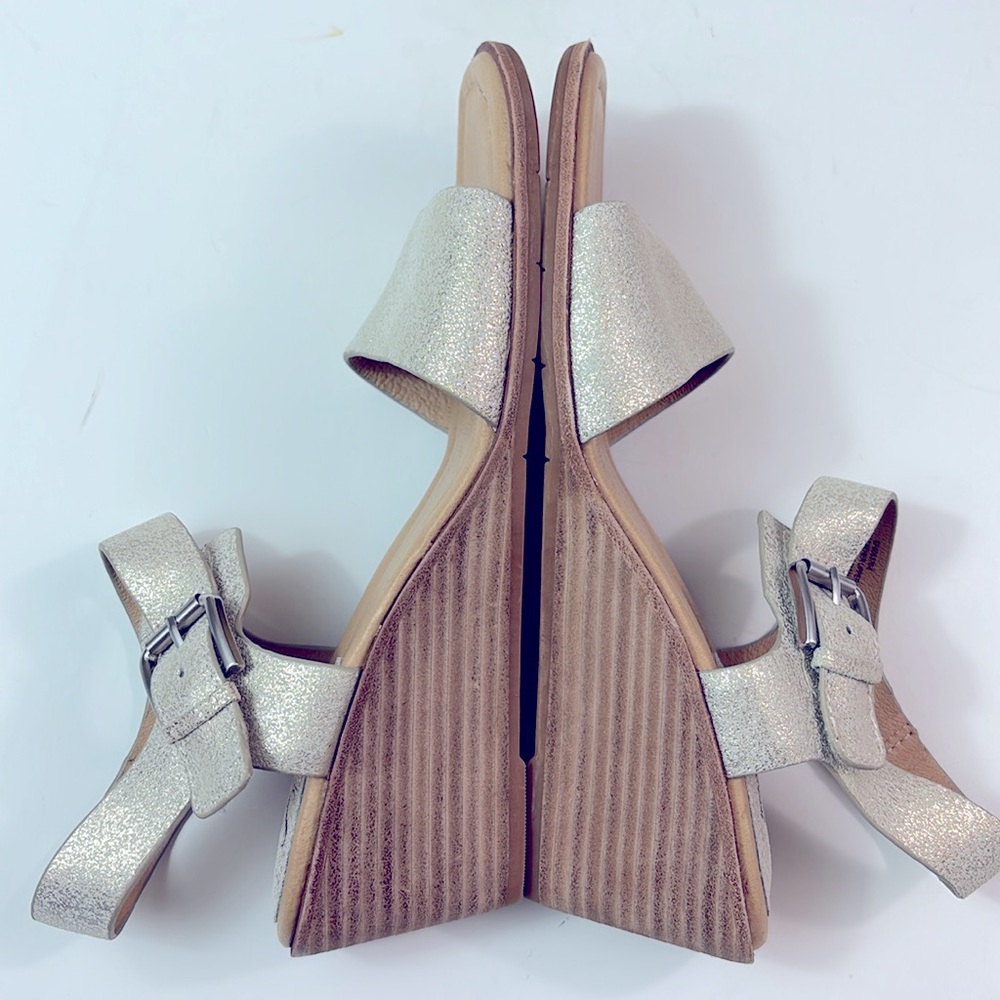 Sofft silver shimmer leather sandals, size 9.5, NWT